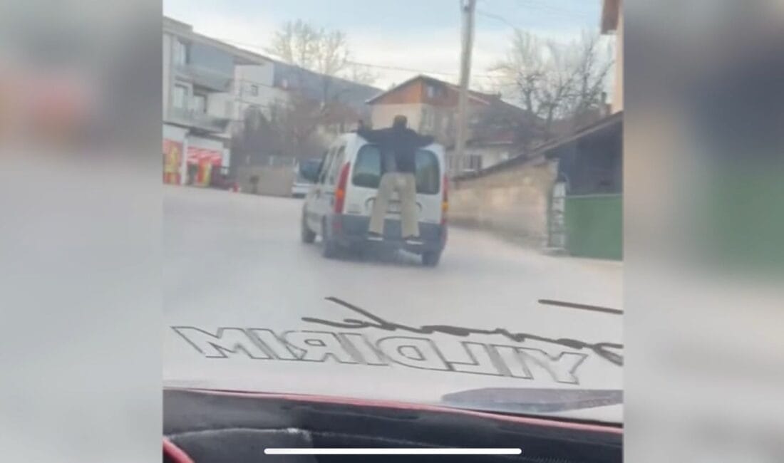 SAFRANBOLU’DA TEHLİKELİ YOLCULUK: OTOMOBİLİN ARKASINDAN TUTUNARAK SEYAHAT ETTİ Karabük'ün Safranbolu ilçesinde, bir kişinin hareket halindeki otomobilin arkasına tutunarak