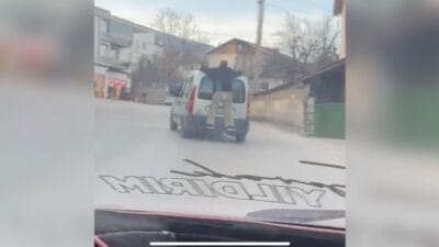 Karabük'ün Safranbolu ilçesinde, bir kişinin hareket halindeki otomobilin arkasına tutunarak