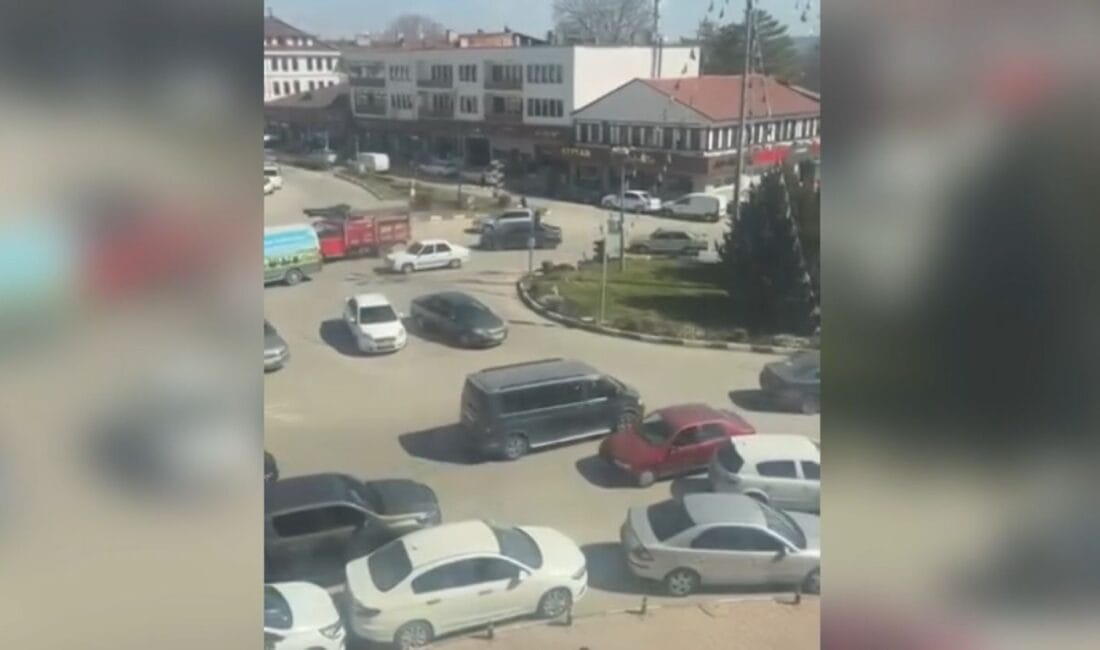 SAFRANBOLU’DA TERS YÖNDE GİDEN SÜRÜCÜYE CEZA Karabük'ün Safranbolu ilçesinde, Adnan Menderes Bulvarı Kıranköy Kavşağı'nda ters yönde