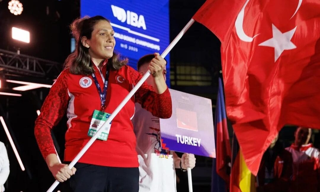 KARABÜKLÜ MİLLİ BOKSÖRÜMÜZ ELİF GÜNERİ’DEN BÜYÜK BAŞARI Karabüklü milli boksör Elif Güneri, katıldığı Dünya Boks Şampiyonası'nda büyük