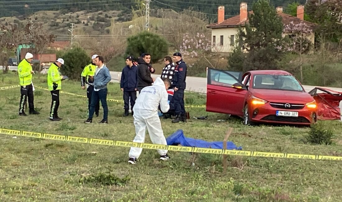 FECİ KAZADA 4 KİŞİ ÖLDÜ, 1 KİŞİ YARALANDI Karabük'te tır ile otomobilin çarpıştığı feci kazada 4 kişi öldü,