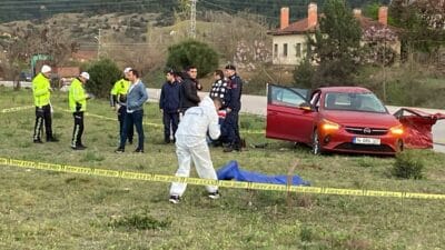 Karabük'te tır ile otomobilin çarpıştığı feci kazada 4 kişi öldü,