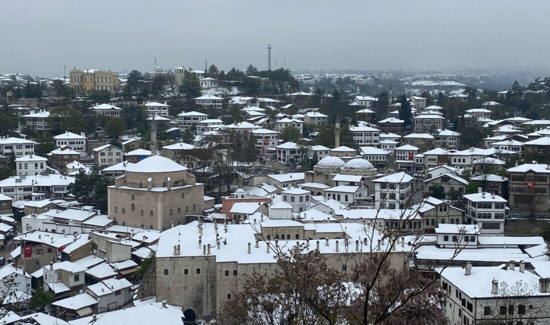 SAFRANBOLU’DA KAR BÜYÜSÜ: TARİHİ KONAKLAR BEYAZA BÜRÜNDÜ Karabük’ün Safranbolu ilçesinde dün sabah saatlerinde başlayan kar yağışı, bugün