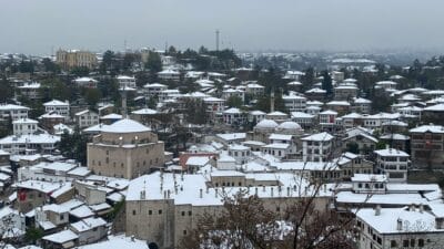 Karabük’ün Safranbolu ilçesinde dün sabah saatlerinde başlayan kar yağışı, bugün