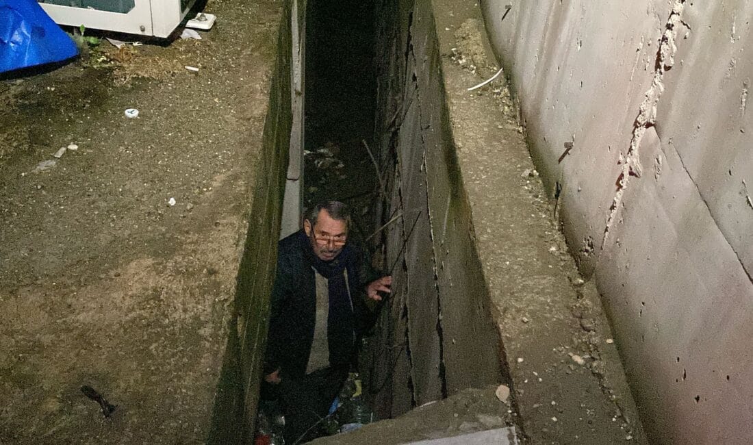 5 METRE AŞAĞI DÜŞTÜ, AFAD KURTARDI Karabük’ün Kılavuzlar Mahallesi’nde gece saatlerinde meydana gelen olayda, 75 yaşındaki