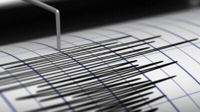 İSTANBUL’DA 6,2 BÜYÜKLÜĞÜNDE DEPREM Deprem, İstanbul genelinde ve çevre illerde şiddetli şekilde hissedildi. AFAD,