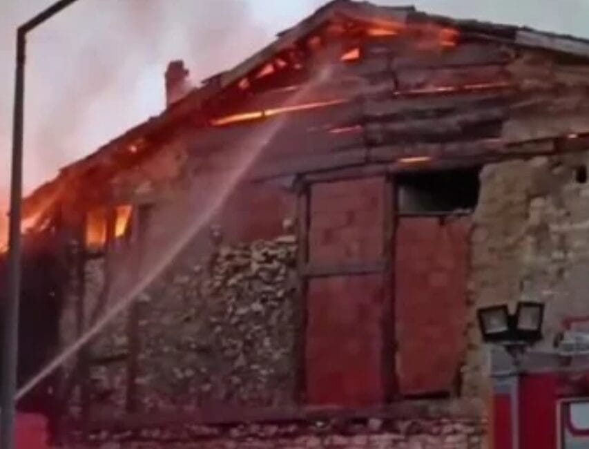 SAFRANBOLU’DA YANGIN: İKİ EV ZARAR GÖRDÜ Karabük'ün Safranbolu ilçesine bağlı Yazıköy köyünde çıkan yangın, kısa sürede