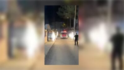 Meşalelerle karşılanan polis ekipleri, kendileri için düzenlenen bu sürpriz karşısında