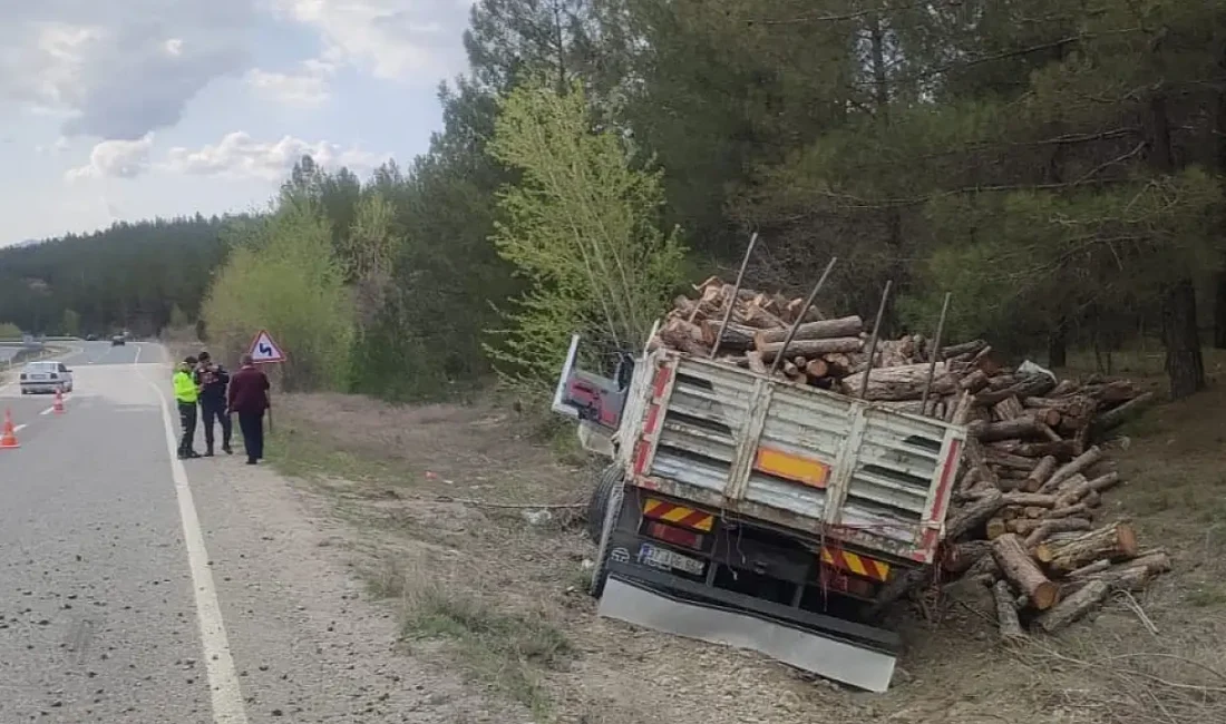 KARABÜK’TE ODUN YÜKLÜ TIR DEVRİLDİ: 2 KİŞİ YARALANDI Karabük-Kastamonu kara yolunda meydana gelen trafik kazasında, odun yüklü bir