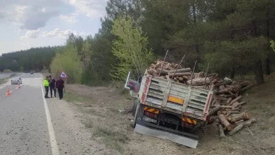 Karabük-Kastamonu kara yolunda meydana gelen trafik kazasında, odun yüklü bir