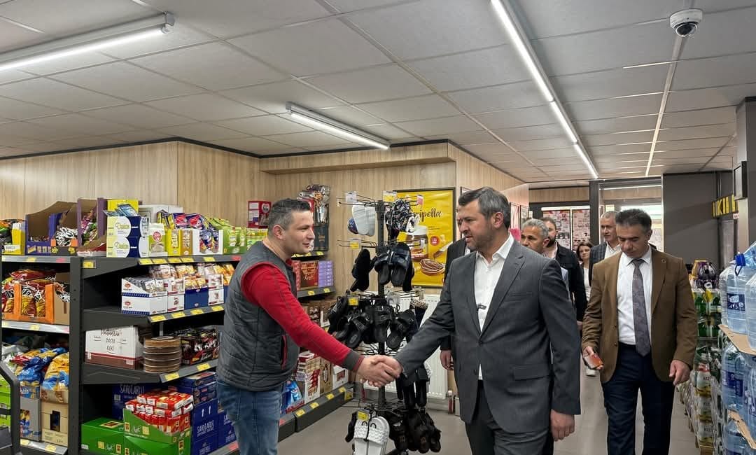 BAŞKAN ÇETİNKAYA DENETİMLERİNİ SÜRDÜRÜYOR Karabük Belediye Başkanı Özkan Çetinkaya, vatandaşların temel gıda ve tüketim