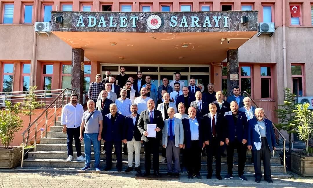 YENİDEN REFAH PARTİSİ KARABÜK İL BAŞKANI İSMAİL ÖZER MAZBATASINI ALDI İl Başkanı İsmail Özer ve yönetim kurulu üyeleri, mazbatalarını