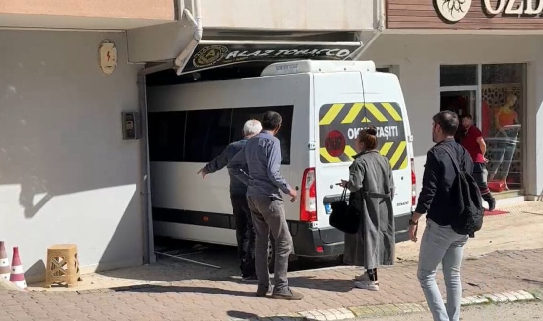 SAFRANBOLU’DA SERVİS MİNİBÜSÜ İŞYERİNE GİRDİ Karabük’ün Safranbolu ilçesinde kontrolden çıkan bir servis minibüsü, cadde üzerindeki