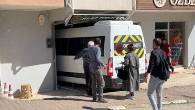 Karabük’ün Safranbolu ilçesinde kontrolden çıkan bir servis minibüsü, cadde üzerindeki