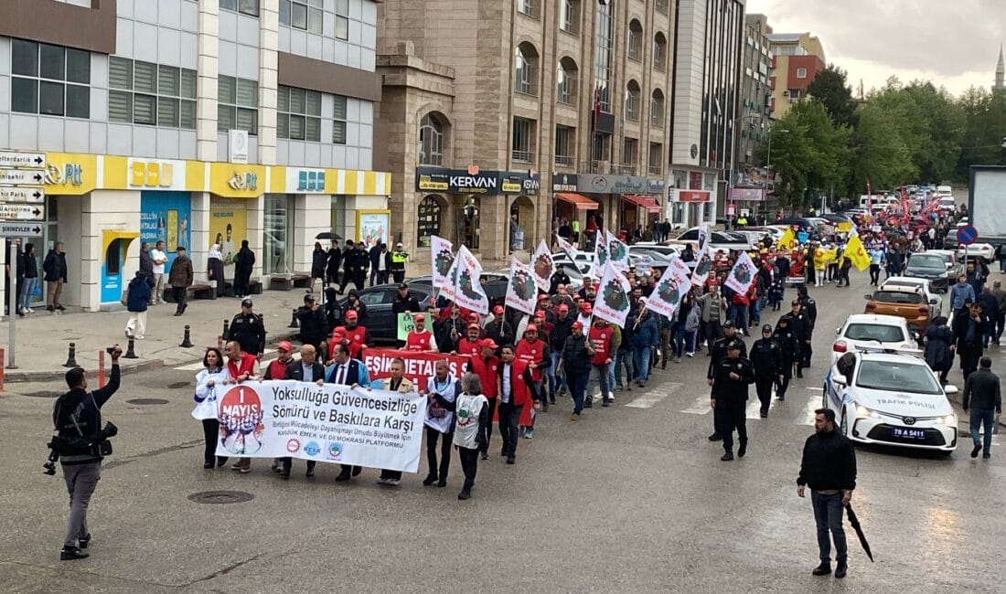 KARABÜK’TE 1 MAYIS YÜRÜYÜŞÜNE YOĞUN KATILIM Karabük'te 1 Mayıs Emek ve Dayanışma Günü, işçi ve emekçilerin