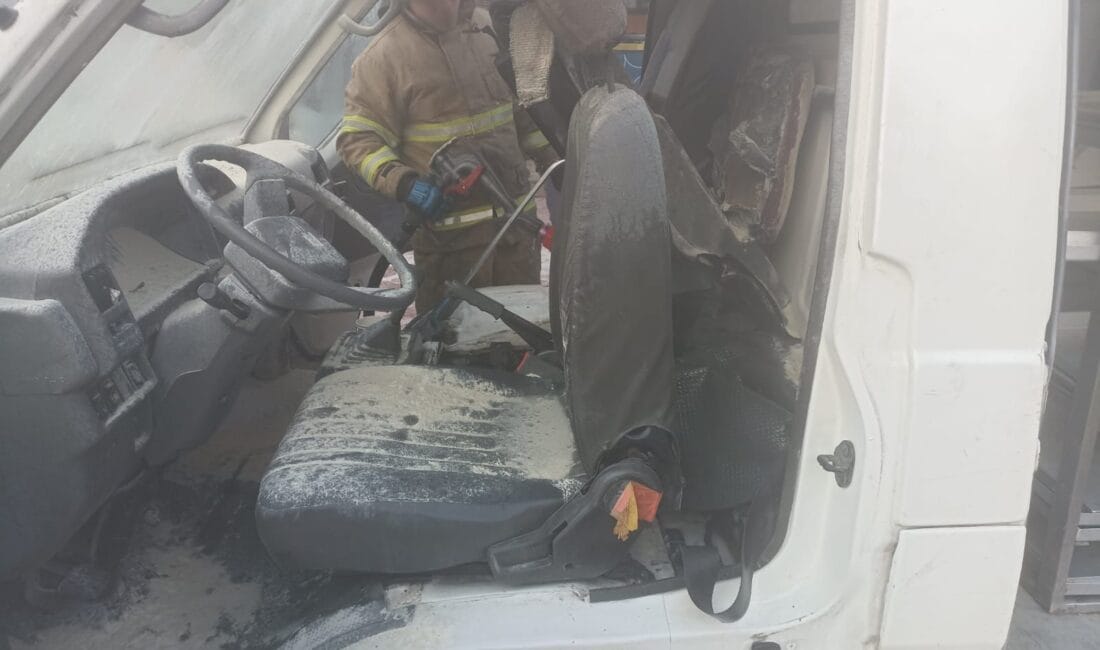 SAFRANBOLU’DA PARK HALİNDEKİ MİNİBÜS KULLANILMAZ HALE GELDİ Karabük’ün Safranbolu ilçesinde park halindeki bir minibüste çıkan yangın, aracı