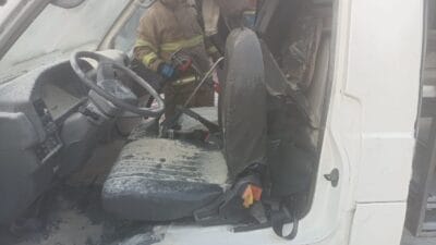 Karabük’ün Safranbolu ilçesinde park halindeki bir minibüste çıkan yangın, aracı