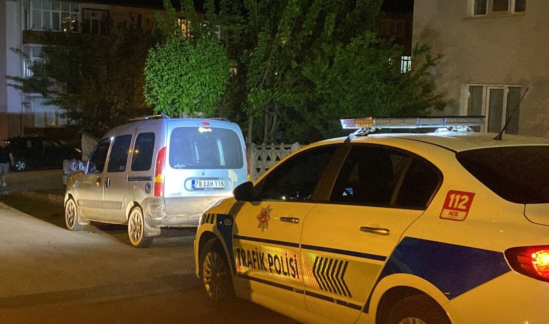 EHLİYETSİZ SÜRÜCÜ İLE KOVALAMACA: 41 BİN 364 TL CEZA Akşam saatlerinde Karabük merkezde bulunan Balıklarkayası Kavşağı’nda denetleme yapan polis