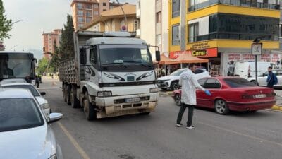 Karabük’ün Yeşil Mahalle Taşkent Caddesi’nde sabah saatlerinde meydana gelen trafik