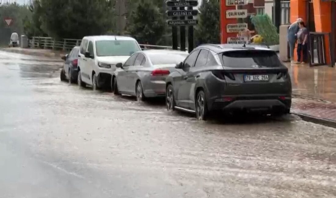 KARABÜK’TE SAĞANAK YAĞIŞ VE FIRTINA HAYATI OLUMSUZ ETKİLEDİ Karabük’te öğle saatlerinden sonra etkili olan sağanak yağış ve fırtına,
