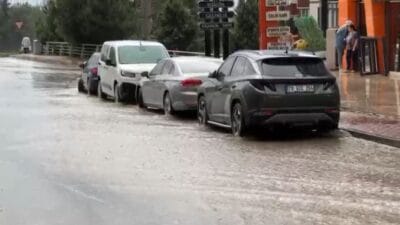 Karabük’te öğle saatlerinden sonra etkili olan sağanak yağış ve fırtına,