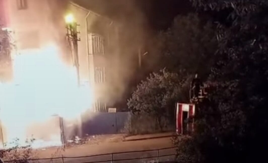 ATATÜRK MAHALLESİNDE YANGIN SONRASI GARAJ ADETA KÜLE DÖNDÜ Karabük'ün Atatürk Mahallesi'nde salı günü akşam saatlerinde çıkan yangında ait