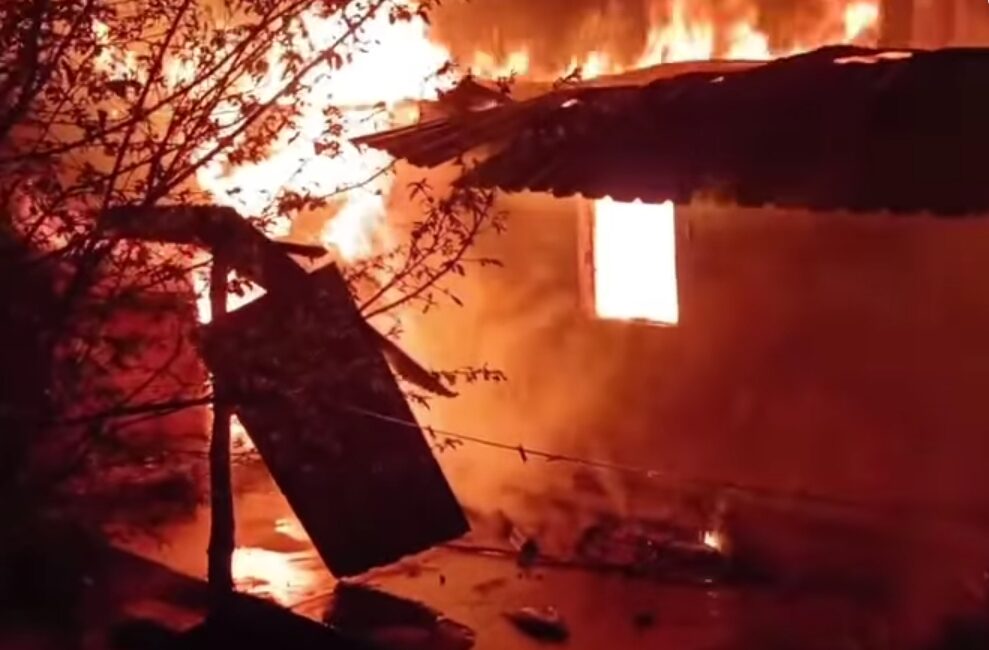 KARABÜK OVACIK’TA YANGIN: 2 EV KULLANILMAZ HALE GELDİ Karabük'ün Ovacık ilçesine bağlı Beydili köyünde 3 Mayıs 2025 tarihinde