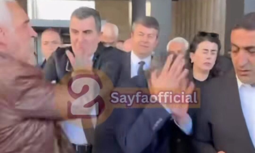 CENAZE ÇIKIŞI ŞOK SALDIRI: ÖZGÜR ÖZEL’E YUMRUKLU SALDIRI 4 Mayıs 2025 tarihinde, CHP Genel Başkanı Özgür Özel, İstanbul