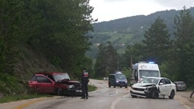 Karabük-Bartın karayolunda, Çalıkahvesi Mevkii'nde meydana gelen çift taraflı trafik kazasında
