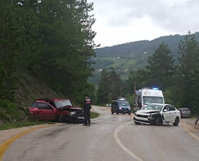 Karabük-Bartın karayolunda, Çalıkahvesi Mevkii'nde meydana gelen çift taraflı trafik kazasında