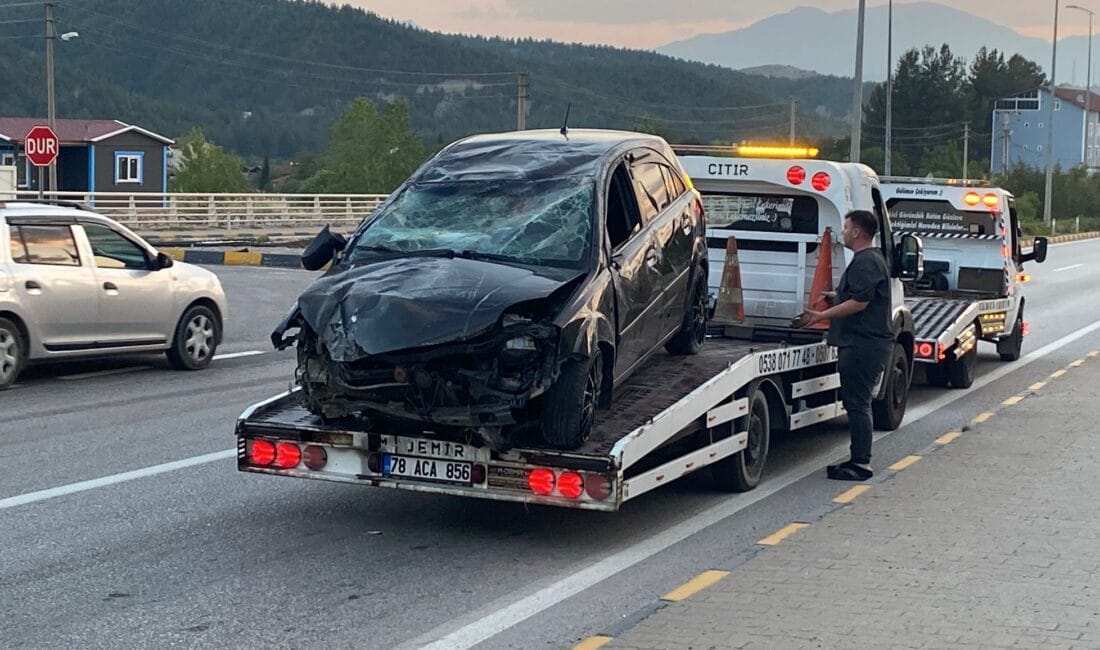 KARABÜK’TE TAKLA ATAN OTOMOBİLDE 3 KİŞİ YARALANDI Karabük’ün Safranbolu ilçesinde meydana gelen trafik kazasında, takla atan otomobilde