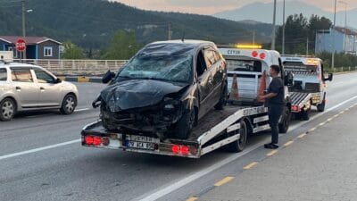 Karabük’ün Safranbolu ilçesinde meydana gelen trafik kazasında, takla atan otomobilde