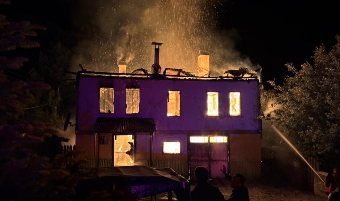 KARABÜK’TE 2 KATLI MÜSTAKİL EV KÜLE DÖNDÜ Karabük’ün Eflani ilçesi Bostancı köyü Karagözoğlu Mahallesi’nde gece saatlerinde çıkan