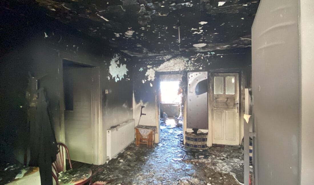 KARABÜK’TE İKİ KATLI EV YANGINDA KULLANILAMAZ HALE GELDİ Karabük’te 94 yaşındaki Sakine Sarıçam’a ait iki katlı evde çıkan