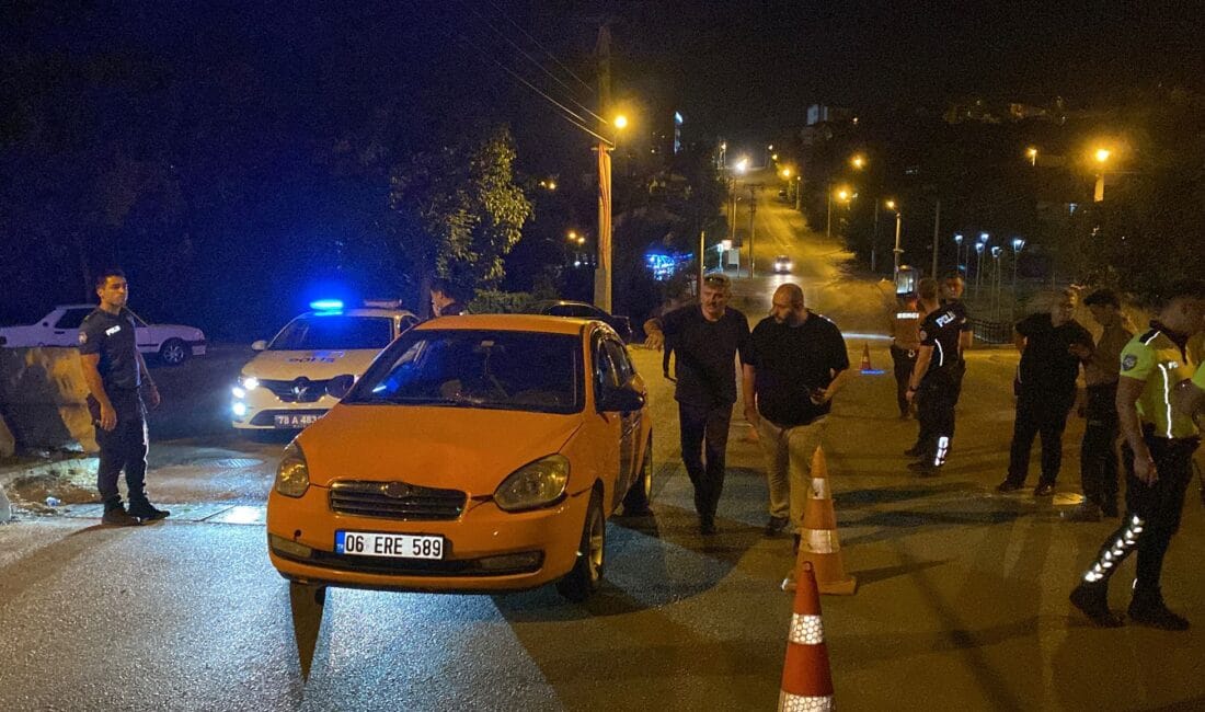 OTOMOBİLİN ÇARPTIĞI YAYA YARALANDI Karabük’te yoldan geçen yayaya otomobilin çarpması sonucu 1 kişi yaralandı.