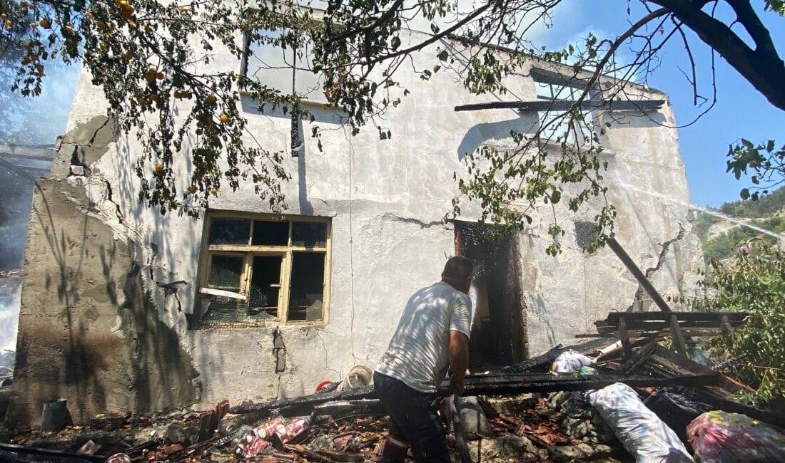 Karabük’te otluk alanda başlayan yangın 2 katlı müstakil eve sıçradı.