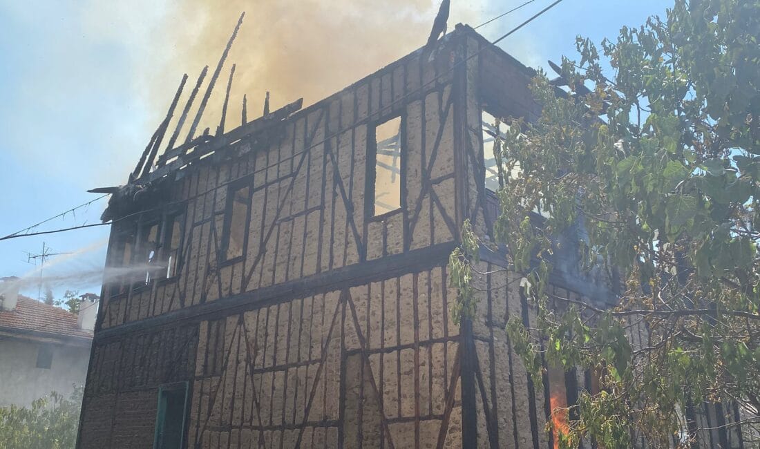 SAFRANBOLU’DA 100 YILLIK TARİHİ KONAK ALEVLERE TESLİM OLDU Safranbolu’da 2 katlı tarihi konak yandı Karabük’ün Safranbolu ilçesinde 2