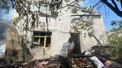Karabük’te otluk alanda başlayan yangın 2 katlı müstakil eve sıçradı.