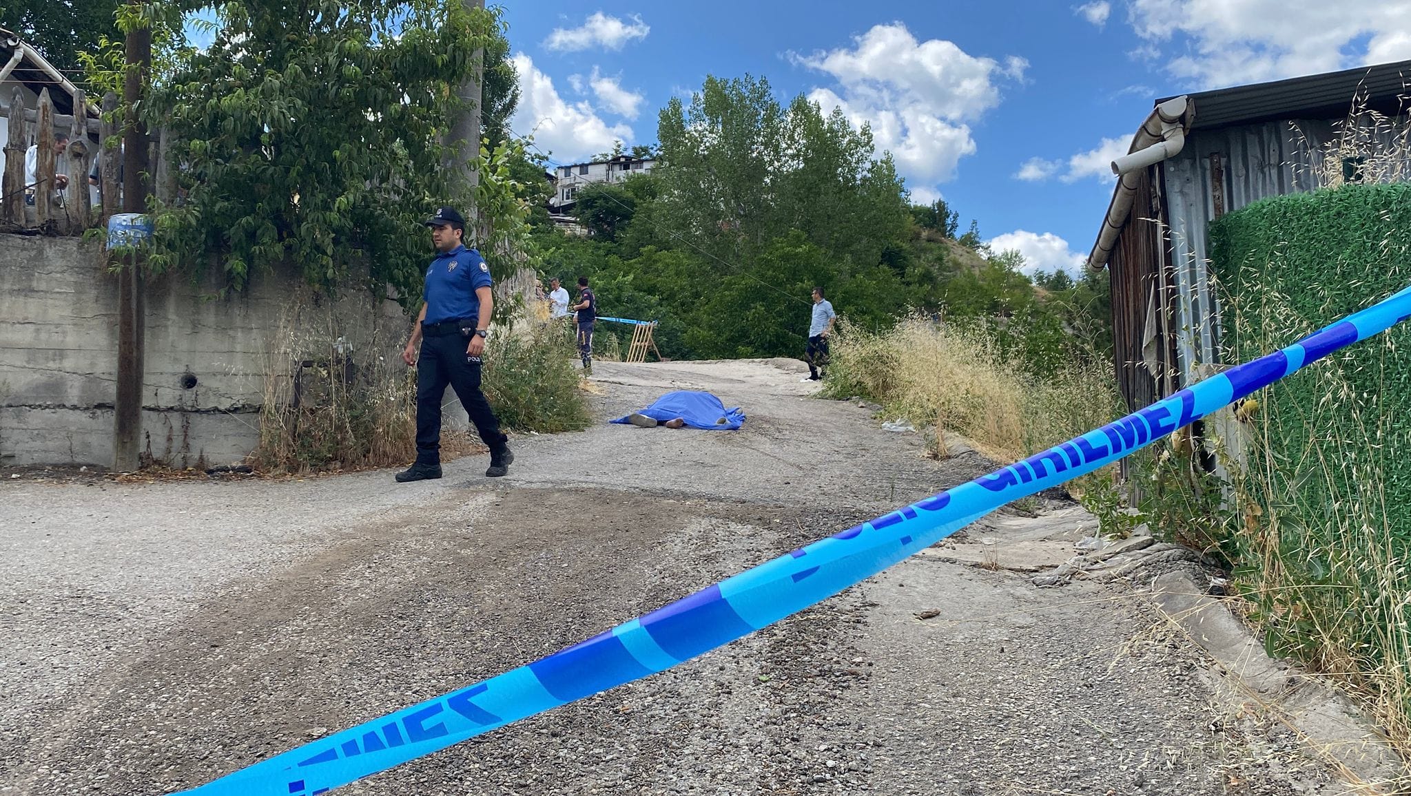 
Karabük’te yokuş aşağı yolda yürürken dengesini kaybederek düşen adam başını