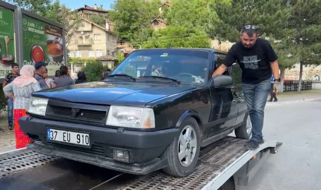 ‘DUR’ İHTARINA UYMAYAN EHLİYETSİZ SÜRÜCÜYE 77 BİN 976 TL CEZA Karabük’te, polisin ‘dur’ ihtarına uymayıp kaçan ve 2’si polis otosu