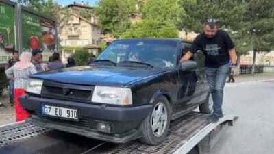 Karabük’te, polisin ‘dur’ ihtarına uymayıp kaçan ve 2’si polis otosu