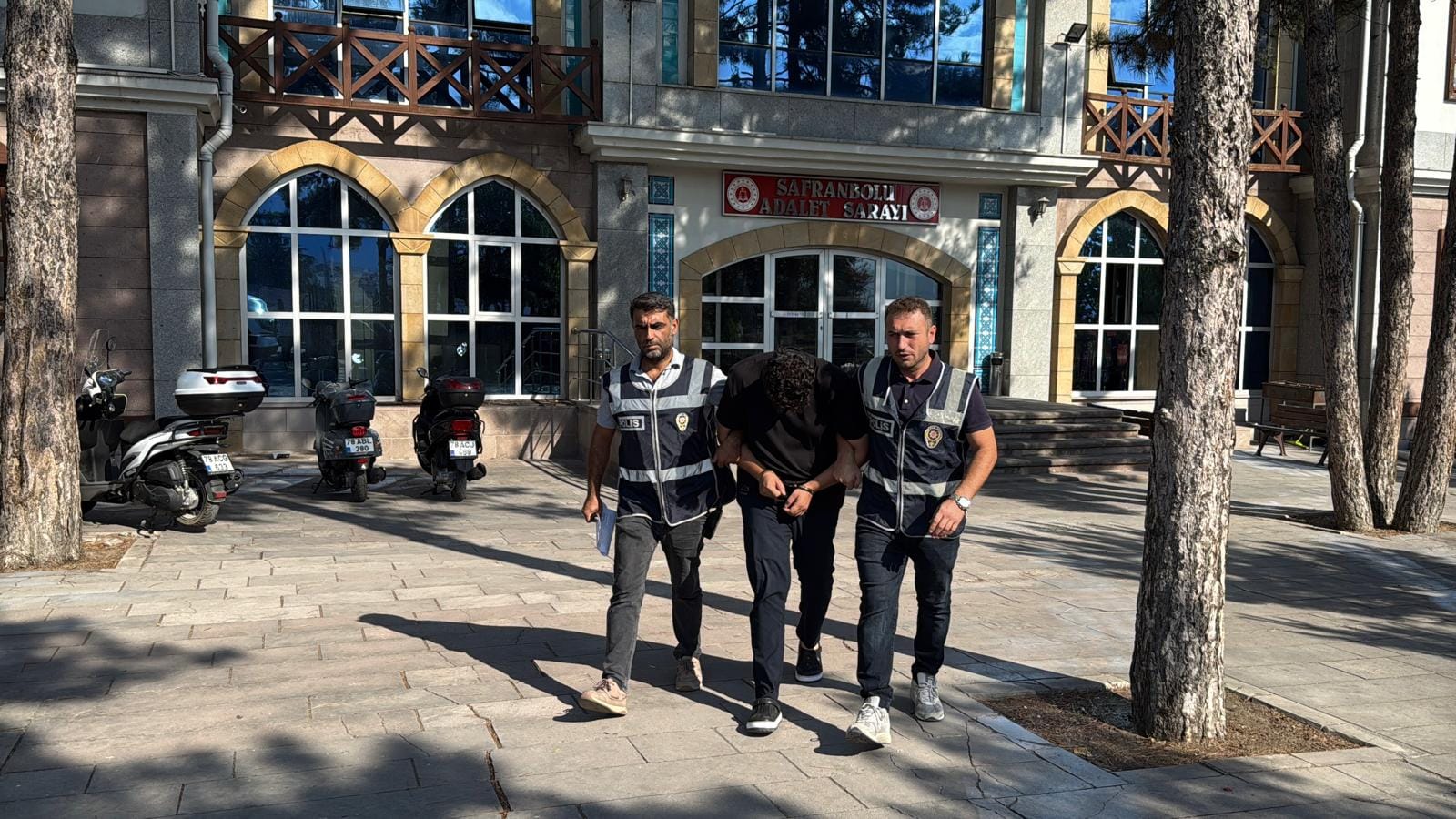 Karabük’ün Safranbolu ilçesinde kendini jandarma olarak tanıtıp dolandırıcılık yapan şahıs