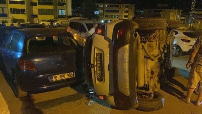 Karabük’te 3 otomobilin karıştığı kazada devrilen otomobilde bulunan 1’i çocuk