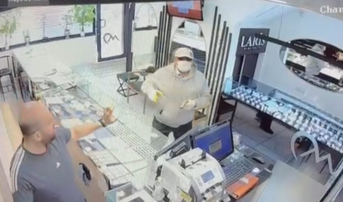 BONCUK TABANCAYLA KUYUMCU SOYMAYA ÇALIŞTI Karabük’te boncuk tabanca ile kuyumcu soymaya çalışan M.G. gözaltına alındı.