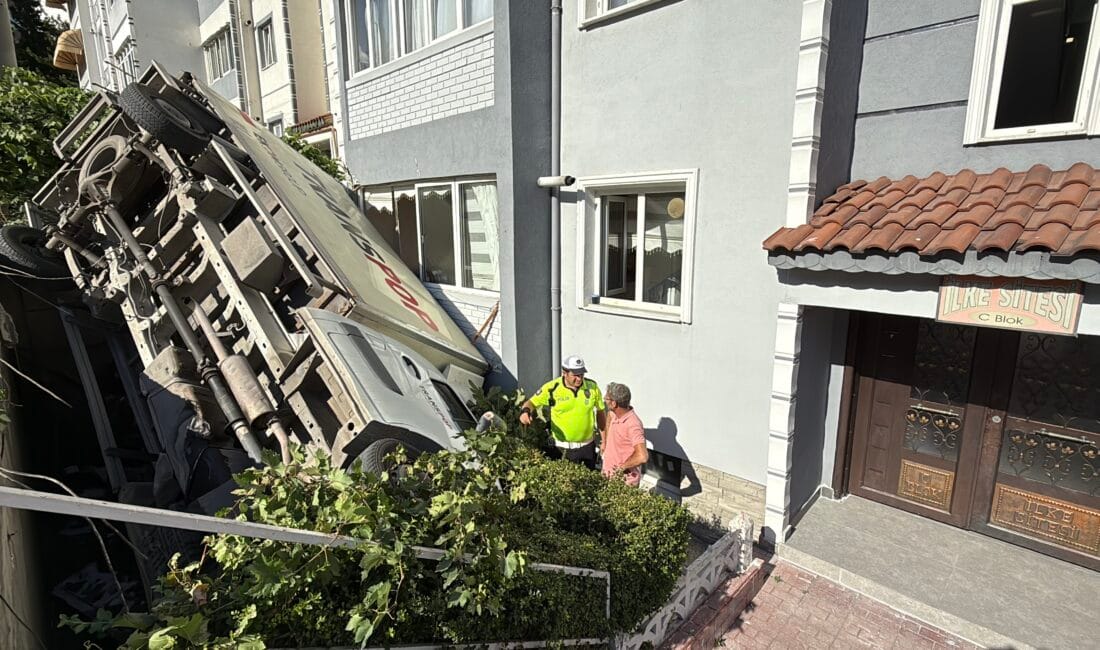 FRENİ BOŞALAN KAMYONET APARTMANIN BAHÇESİNE DÜŞTÜ Karabük’te freni boşalan kamyonet apartmanın bahçesine düştü Karabük’te park halindeyken