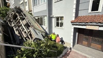 Karabük’te freni boşalan kamyonet apartmanın bahçesine düştü Karabük’te park halindeyken