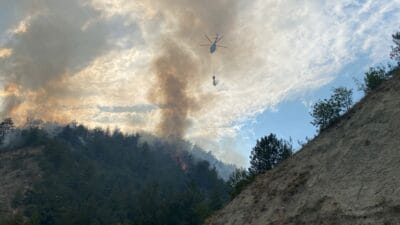 Karabük’te Fatih Mahallesi yakınlarındaki ormanda çıkan yangın, ekiplerin yaklaşık 3