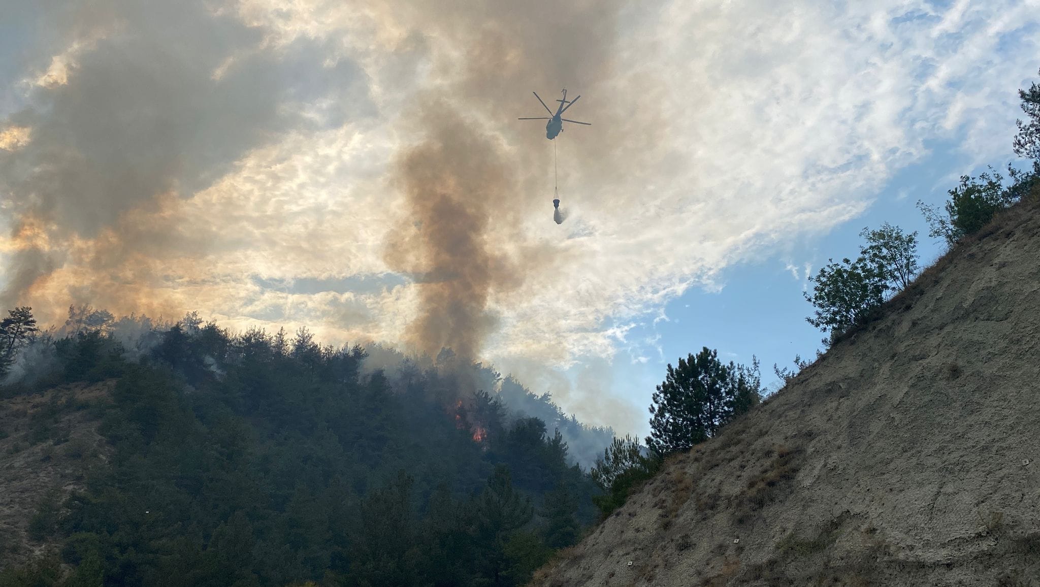 Karabük’te Fatih Mahallesi yakınlarındaki ormanda çıkan yangın, ekiplerin yaklaşık 3