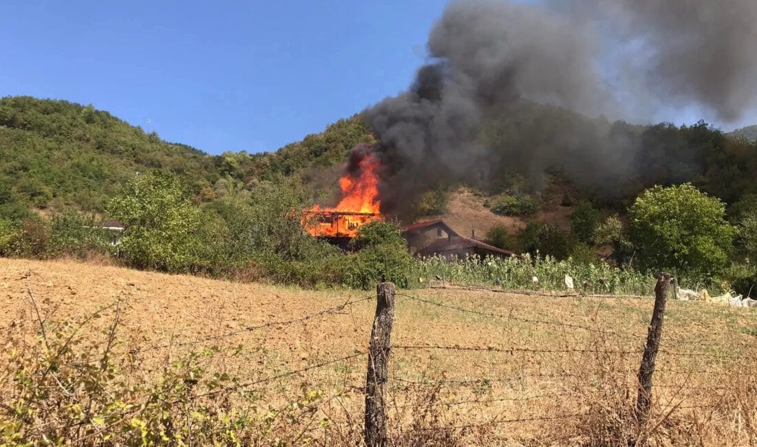 SAFRANBOLU TAYYİP KÖYÜNDEKİ ORMAN YANGINI KONTROL ALTINA ALINDI Karabük’ün Safranbolu ilçesine bağlı Tayyip Köyü’nde müstakil tek katlı bir