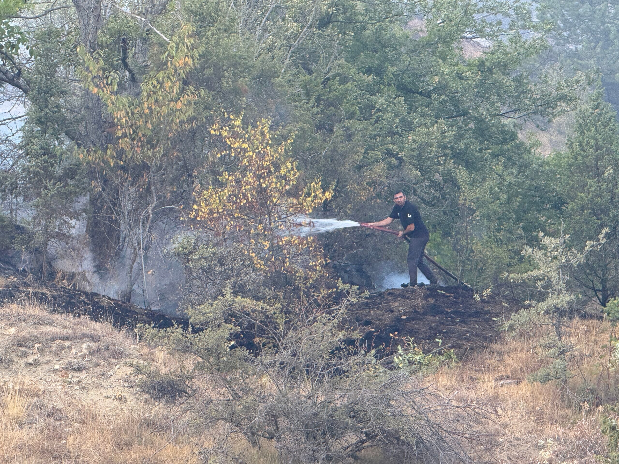 Karabük’ün Ovacık ilçesinde otluk alanda saat 16.00 sıralarında çıkan yangın,